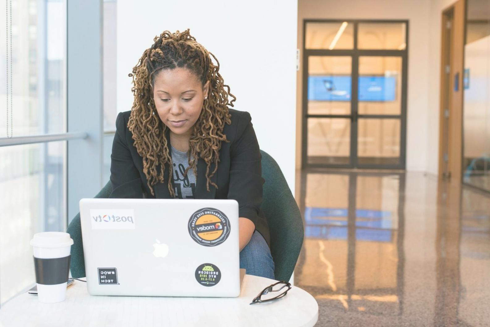 Sesión de presentación de proyectos finales con feedback de instructores y peers