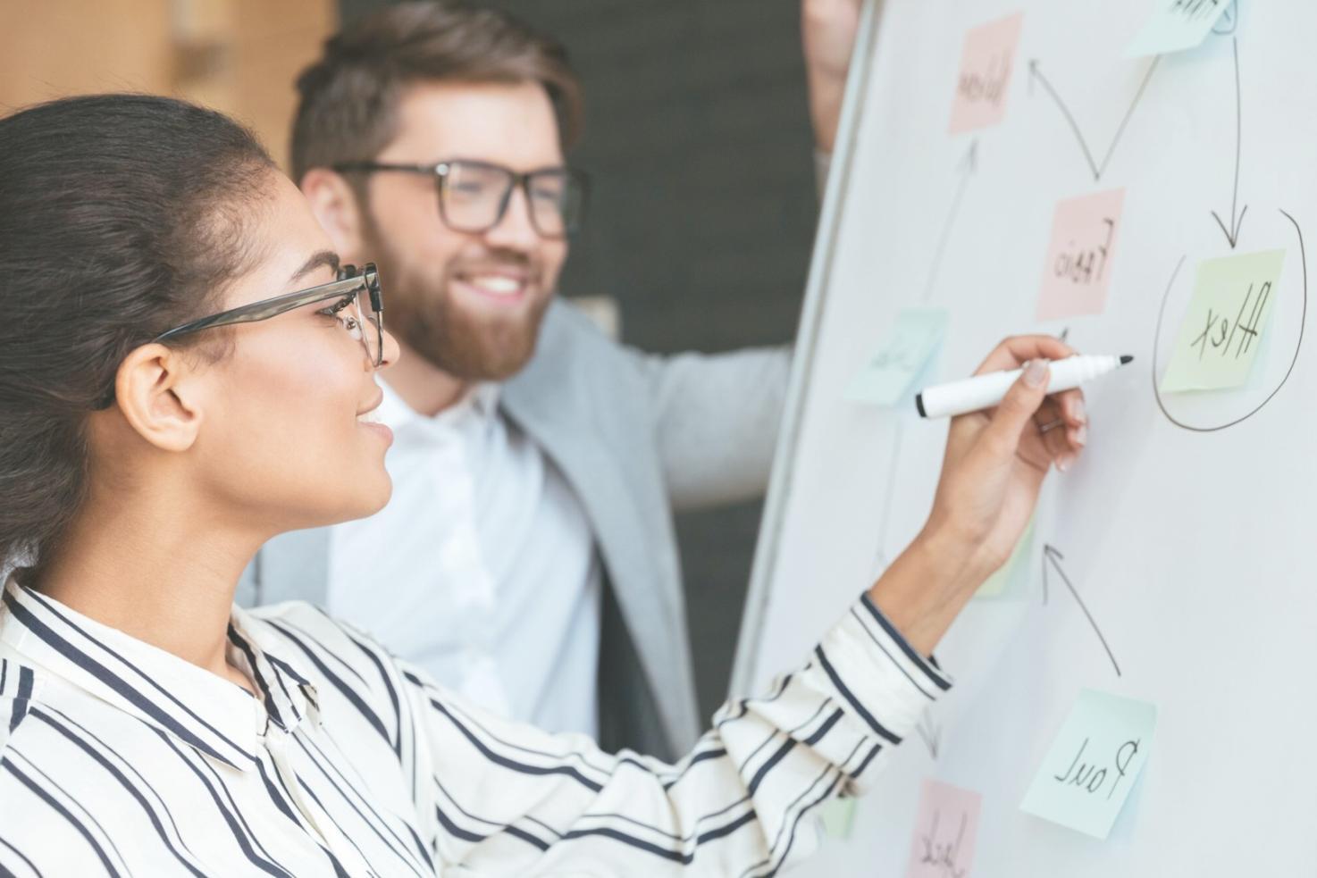 Estudiantes trabajando en sesión de brainstorming colaborativo para mecánicas de puzzle