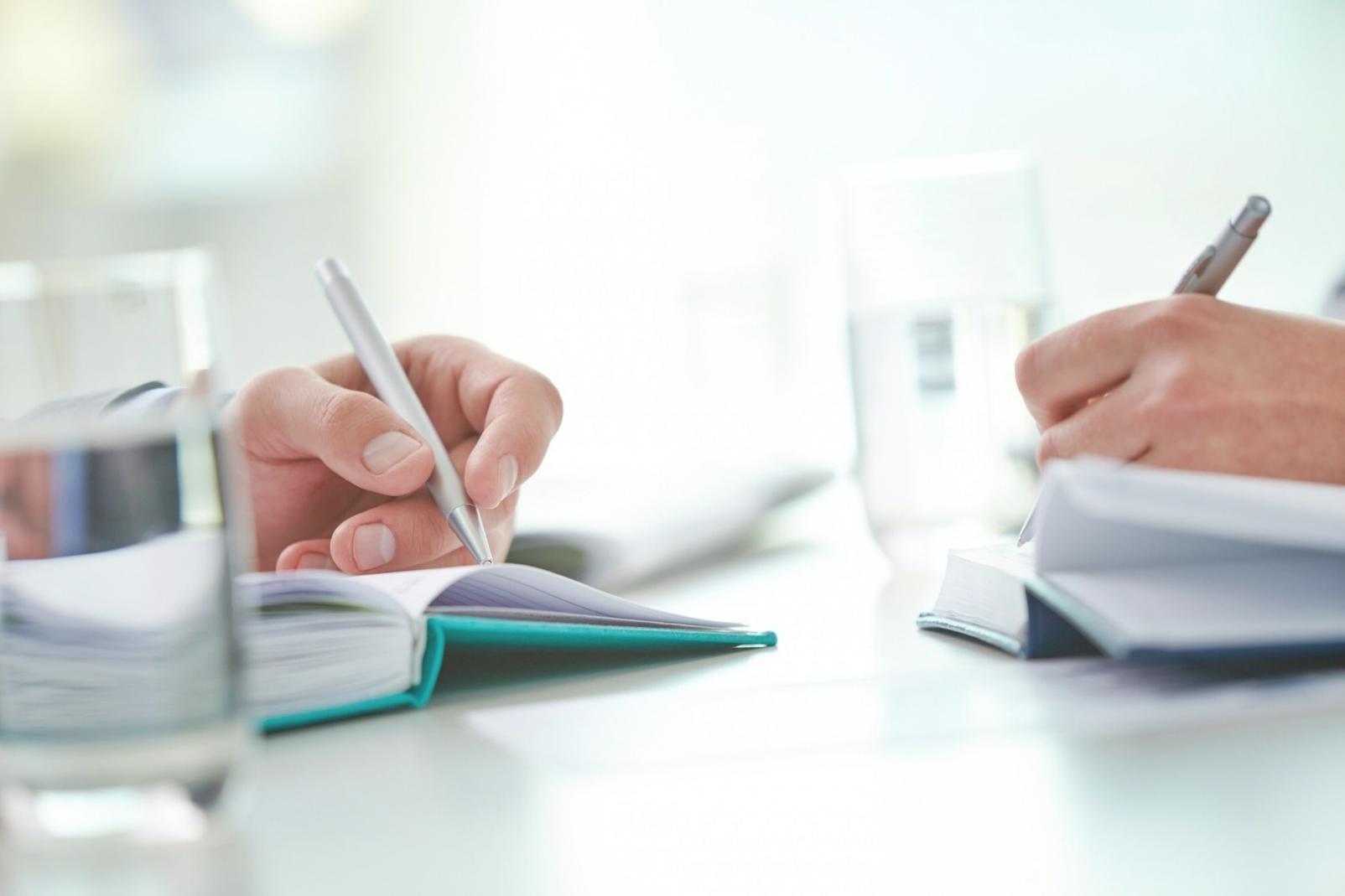 Grupo de desarrolladores colaborando en oficina moderna de Guadalajara