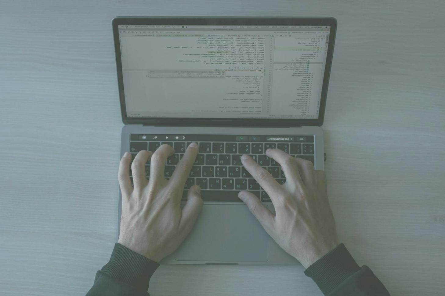 Estudiantes trabajando en desarrollo de juegos mobile con Unity