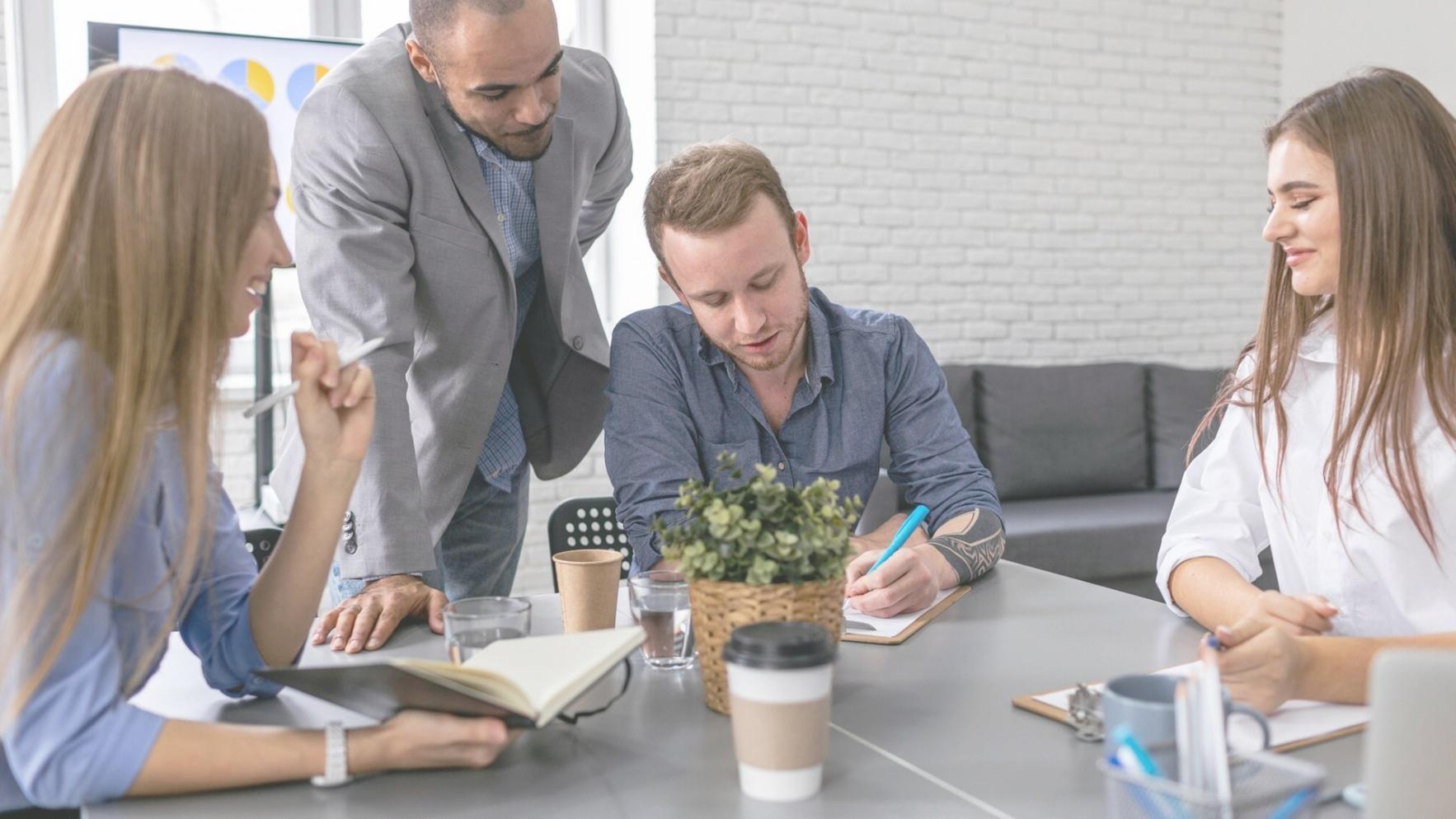 Ambiente de desarrollo con múltiples pantallas mostrando código y testing de juegos móviles