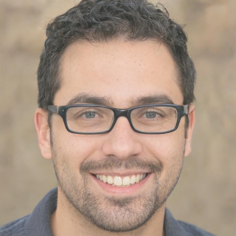 Instructor Esteban Villarroel explicando arquitectura de juegos móviles